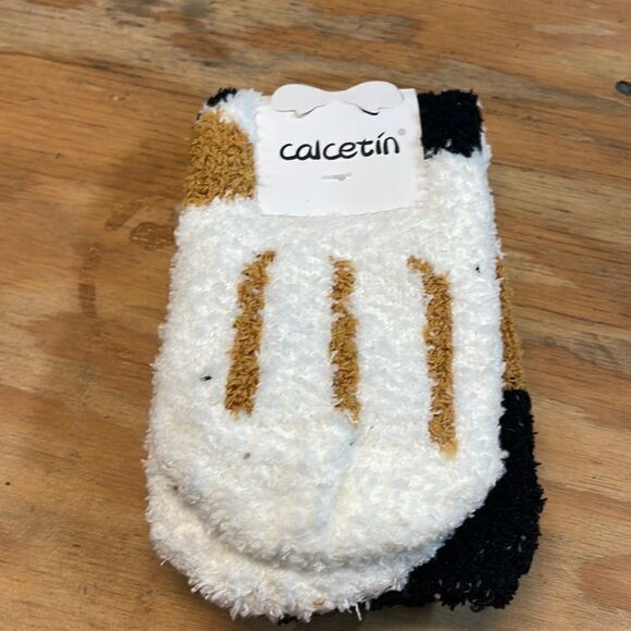 Accessories - NWT woman’s one pair of fuzzy socks